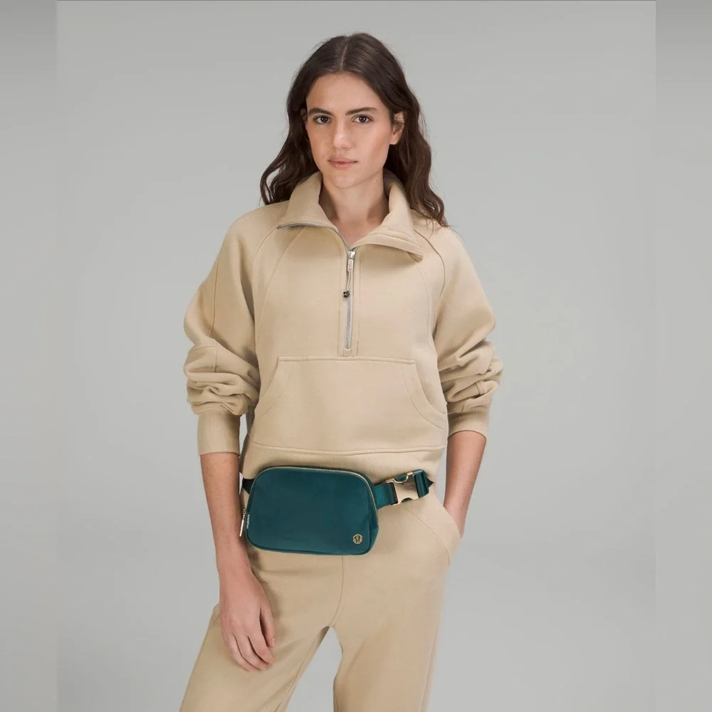 Lululemon Everywhere Belt Bag 
Velour 1L  green jasper/gold belt bag LAST 2 🎉 - Picture 6 of 9
